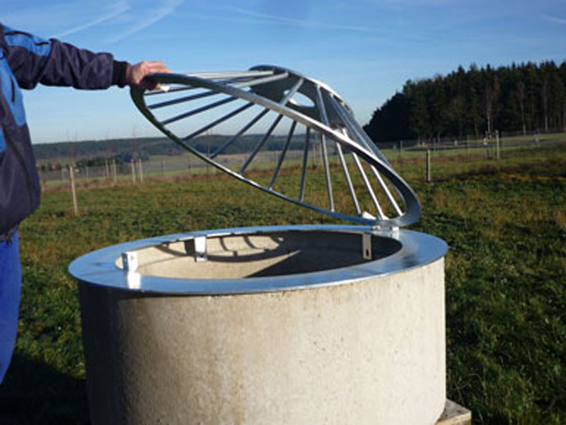 aufgeklapptes Schachteinlaufgitter aufgeklapptes Schachteinlaufgitter